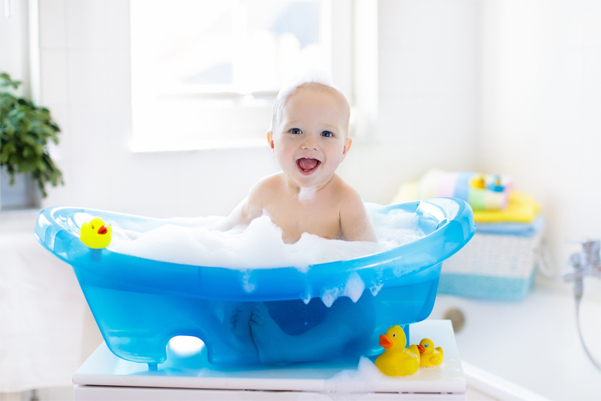 Four Safe And Easy Steps To Bathe Your Baby | EWmums.com