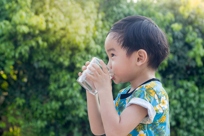 6 Genuinely Helpful Tricks for Getting Kids to Drink Enough Water in Hot Weather