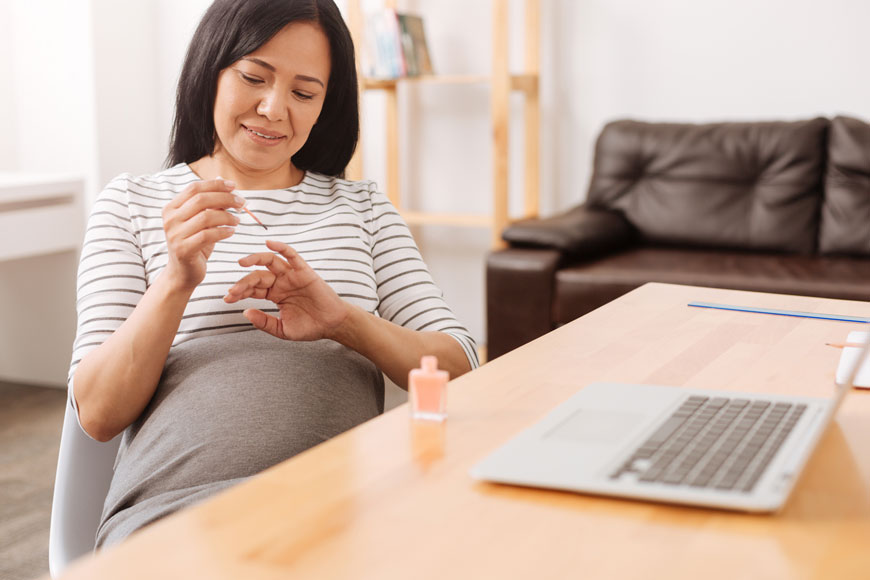 هل من الآمن طلاء الأظافر أثناء الحمل؟ 
