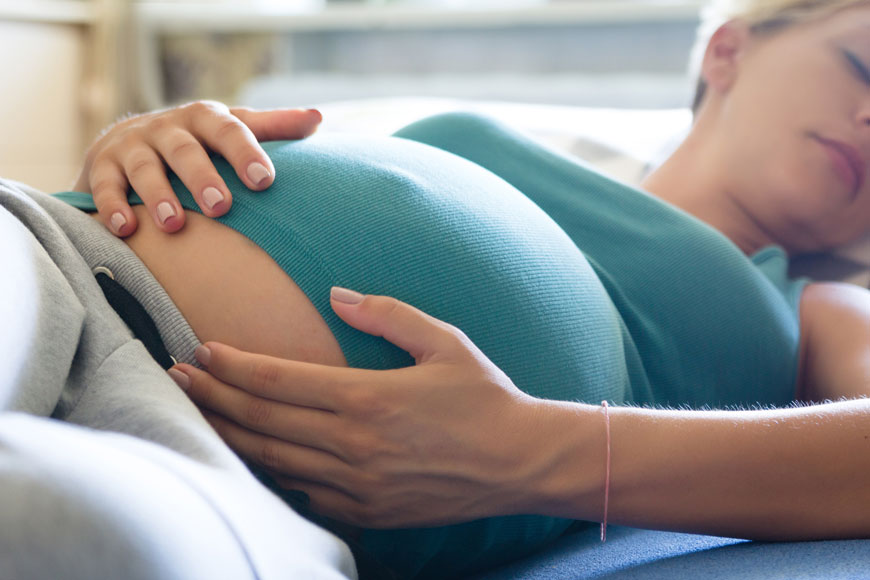 كيف تؤثر قلة النوم أثناء الحمل على نمو الجنين؟ 