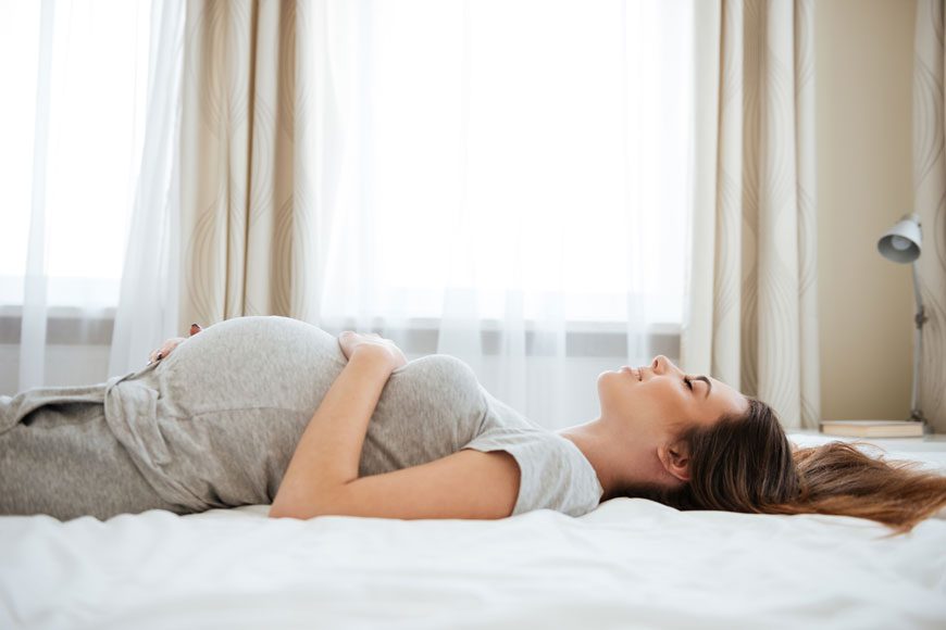 لماذا ينصح بعدم النوم على الظهر أثناء الحمل؟ 