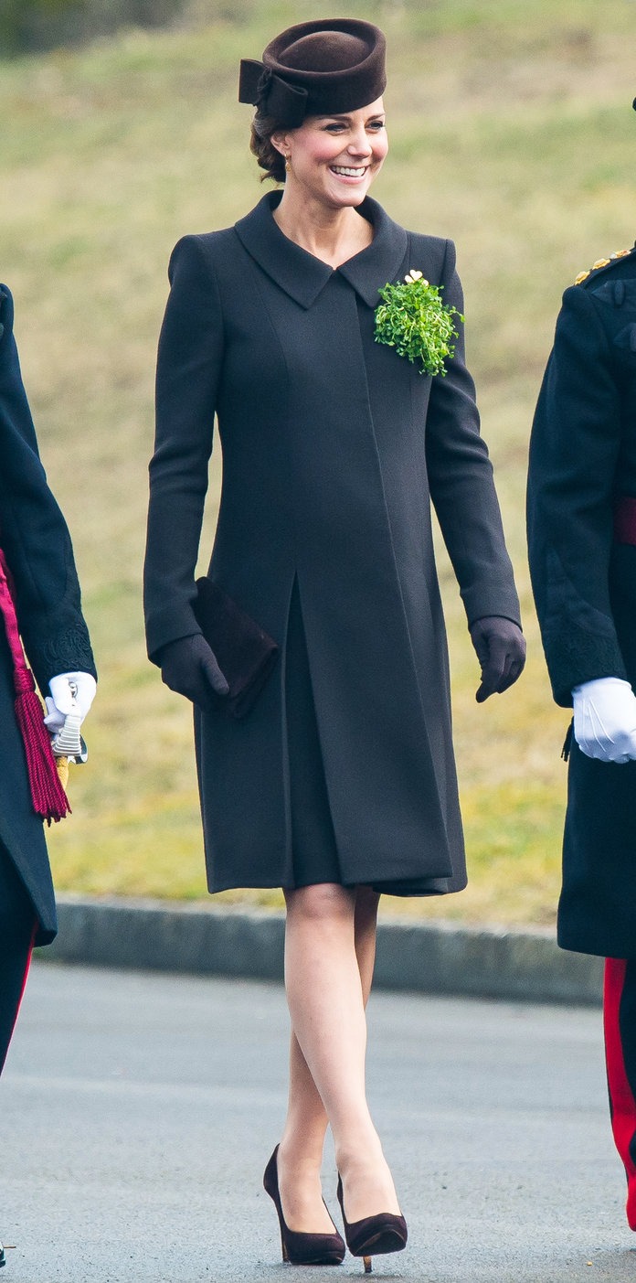 We love the touch of green on that brown Catherine Walker coat. 