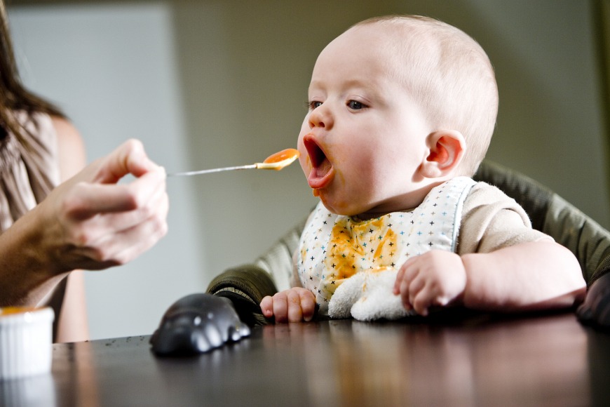 كيف تعرفين أن طفلك جاهز لتناول الطعام؟