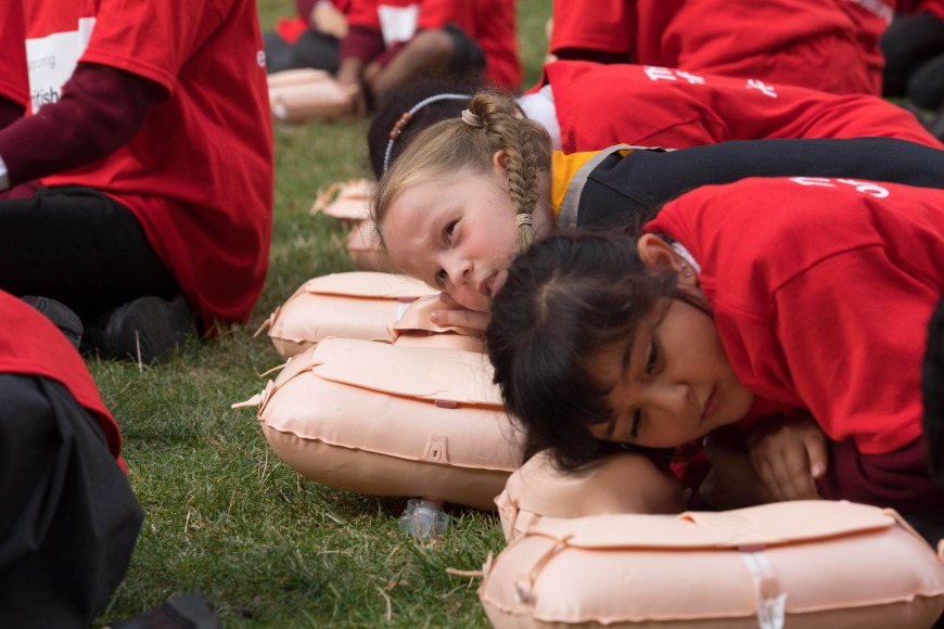How to help someone who’s unresponsive and not breathing How to help someone who’s unresponsive and not breathing