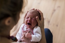 كيف تتعاملين مع مغص طفلك؟ 