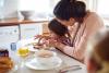 6 أطعمة غير صحية احذري من تقديمها لأطفالك 