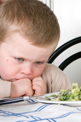 كيف تتعاملين مع الأطفال الذين يرفضون تناول كافة أصناف الطعام؟ 