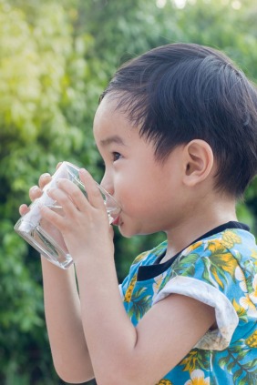 6 Genuinely Helpful Tricks for Getting Kids to Drink Enough Water in Hot Weather