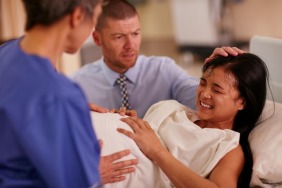 آلام الولادة: لماذا يحدث وكيف يمكنك إدارة ذلك