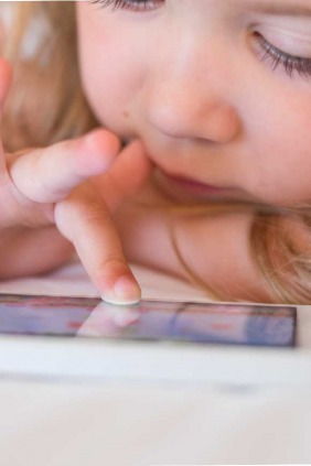 ما تأثير شاشات الأجهزة الالكترونية على نظر الأطفال؟ 
