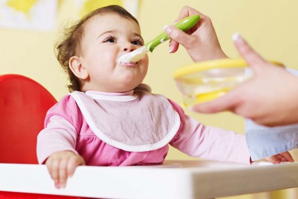 كيف تعرفين أن طفلك جاهز لتناول الطعام؟