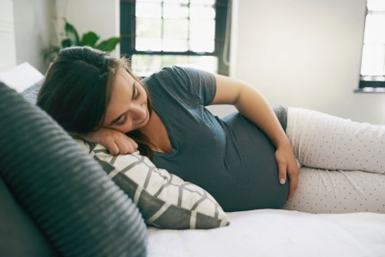 النوم أثناء الحمل: اضطرابات النوم، وضعية النوم الأمثل، ونصائح لنوم هادئ 